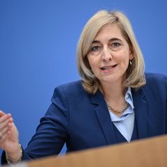 Ministerin Warken will bei Einsparungen "alle Bereiche mit ins Boot" holen. Foto: Britta Pedersen/dpa