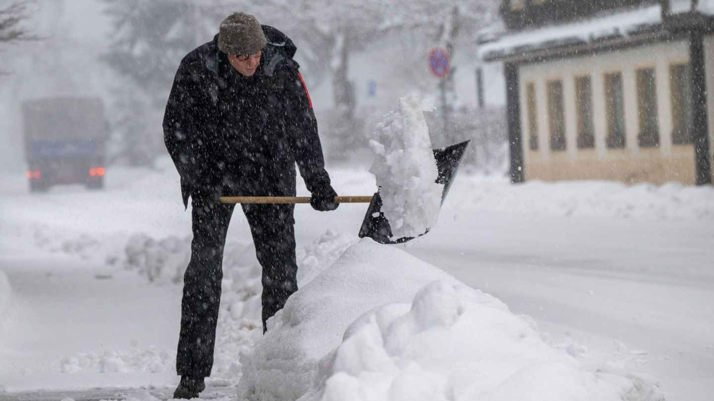 In mehreren Orten kamen am letzten März-Tag nochmals die Schneeschaufeln zum Einsatz. Foto: Peter Kneffel/dpa
