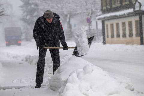 In mehreren Orten kamen am letzten März-Tag nochmals die Schneeschaufeln zum Einsatz. Foto: Peter Kneffel/dpa