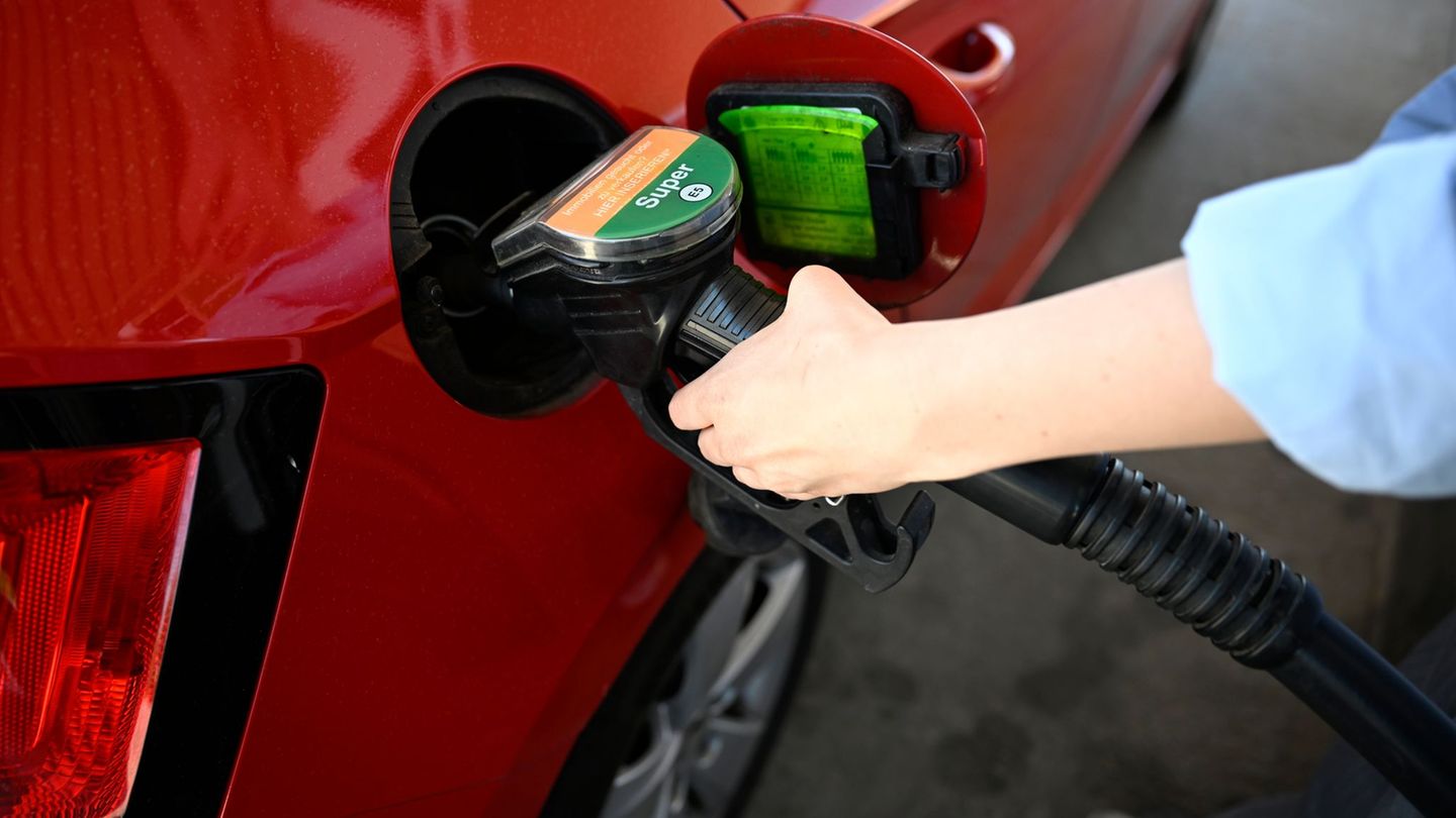 Die Spritpreise ziehen vor dem Inkrafttreten der erhofften Preisbremse etwas an. (Illustration) Foto: Philip Dulian/dpa
