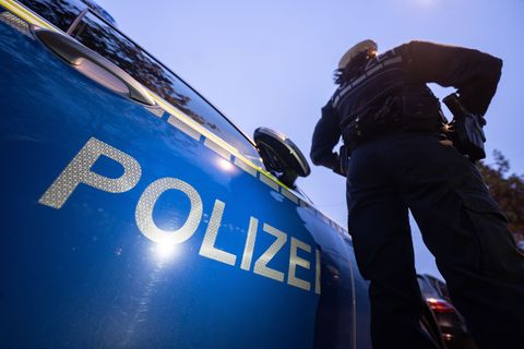 Die Polizei bittet um Zeugenhinweise und Videoaufnahmen. (Symbolbild) Foto: Marijan Murat/dpa