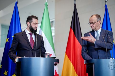 Wer hat die Zielmarke ausgegeben, dass 80 Prozent der Syrer in ihre Heimat zurückkehren sollen? Der Kanzler verweist auf den syr