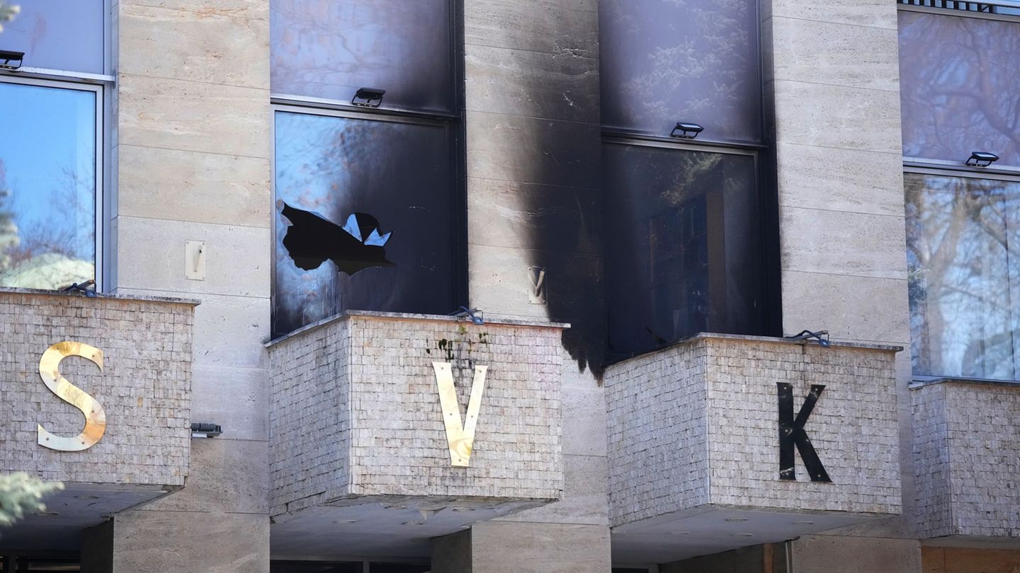 Beim Brandanschlag auf das "Russische Haus" in Prag entstand Sachschaden. (Archivbild) Foto: Petr David Josek/AP/dpa