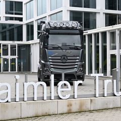 Daimler Truck: Konzern plant neues Werk in Tschechien. (Archivbild) Foto: Bernd Weißbrod/dpa