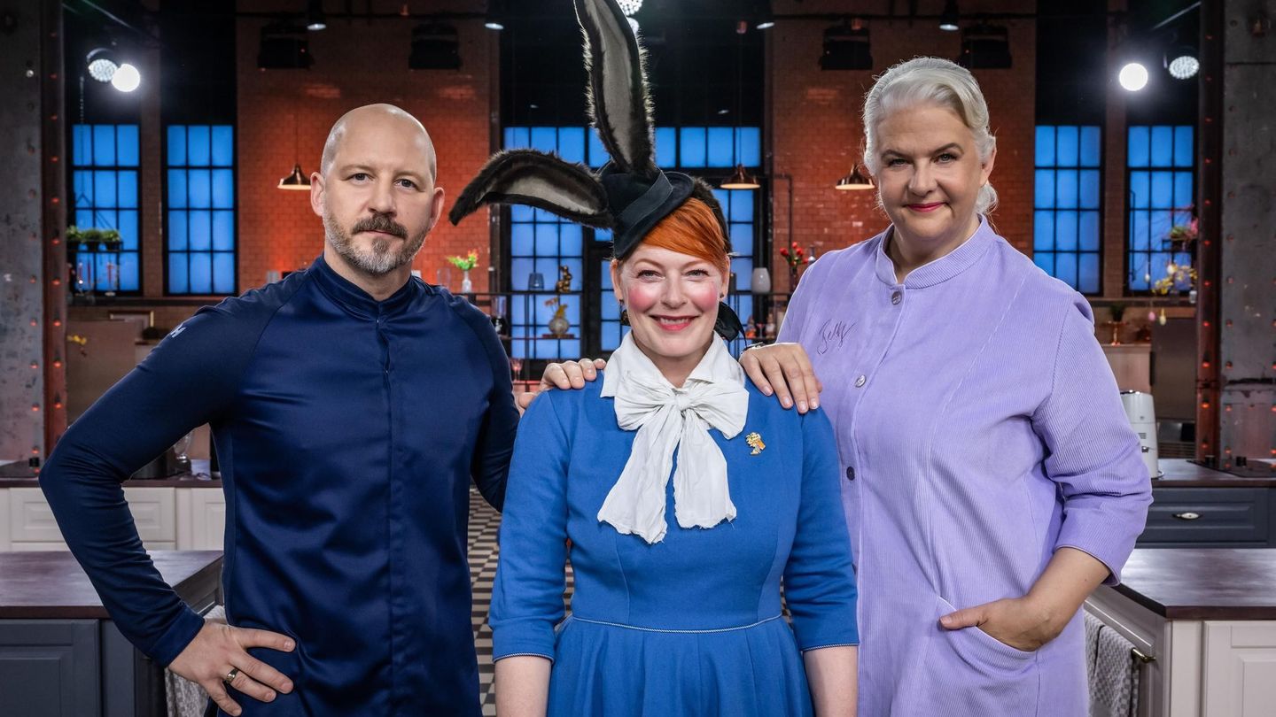 Moderiert wird "Das große Promibacken – Osterspezial" von Enie van de Meiklokjes (Mitte). Sechs Promis müssen Bettina Schliephake-Burchardt (rechts) und Christian Hümbs von ihren Backkünsten überzeugen.