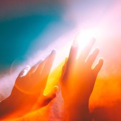 Hände im Licht der Sonne