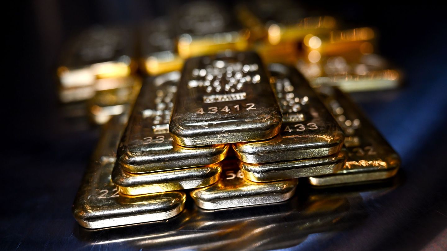 Beim Rasenmähen fand ein Klärwärter im sächsischen Bannewitz einen kleinen Goldschatz. (Symbolbild) Foto: Sven Hoppe/dpa