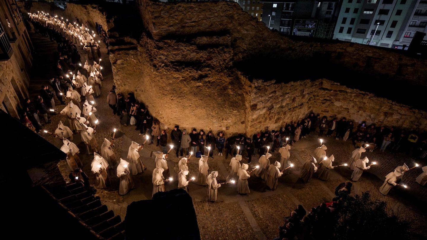 Zamora, Spanien. Wir gehen mit großen Schritten auf das Osterfest zu. Besonders eindrücklich ist diese Zeit in Spanien. Hier ziehen Brüder des Ordens „Cristo de la Buena Muerte“ (dt.: Christus des schönen Todes) während einer Prozession durch die Stadt Zamora. In den kommenden Tagen wird es zudem landesweit Umzüge mit festlich geschmückten Wagen geben.