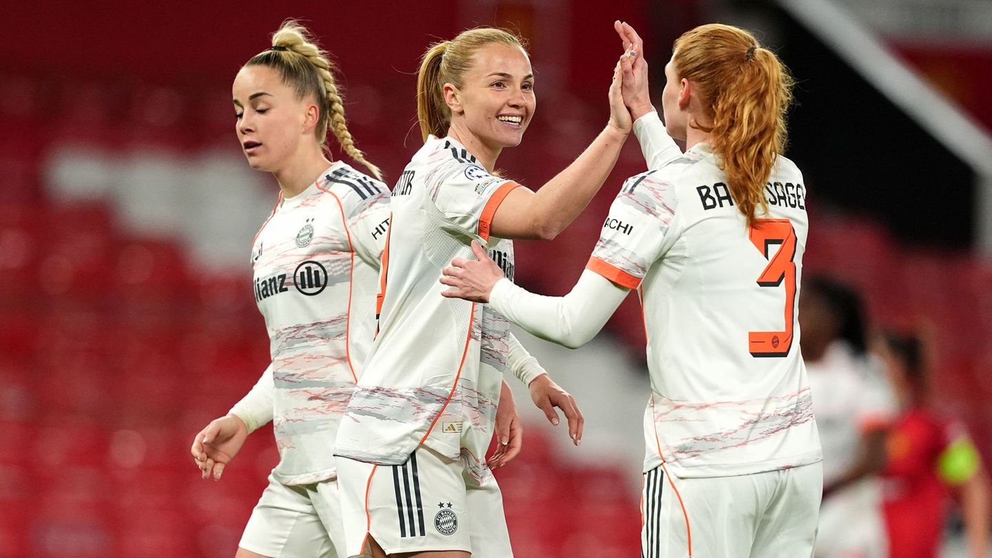 Die Bayern-Fußballerinnen freuen sich auf das Rückspiel gegen Manchester United in der Allianz Arena. (Archivbild) Foto: Martin