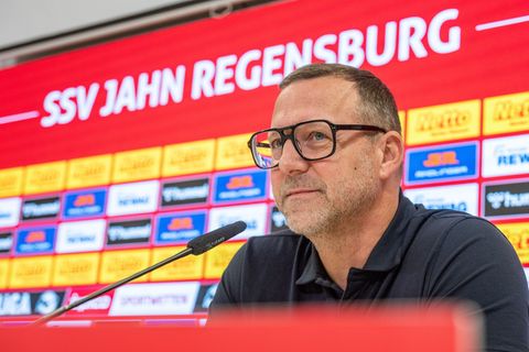 Sascha Hildmann wird als neuer Trainer des SSV Jahn Regensburg vorgestellt. Foto: Armin Weigel/dpa