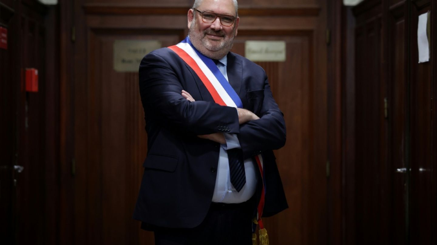 Französische Bürgermeister holen EU-Fahnen ein - heftige Kritik