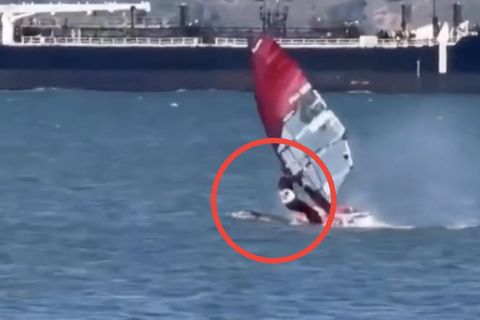 Surfer kollidiert plötzlich mit Wal