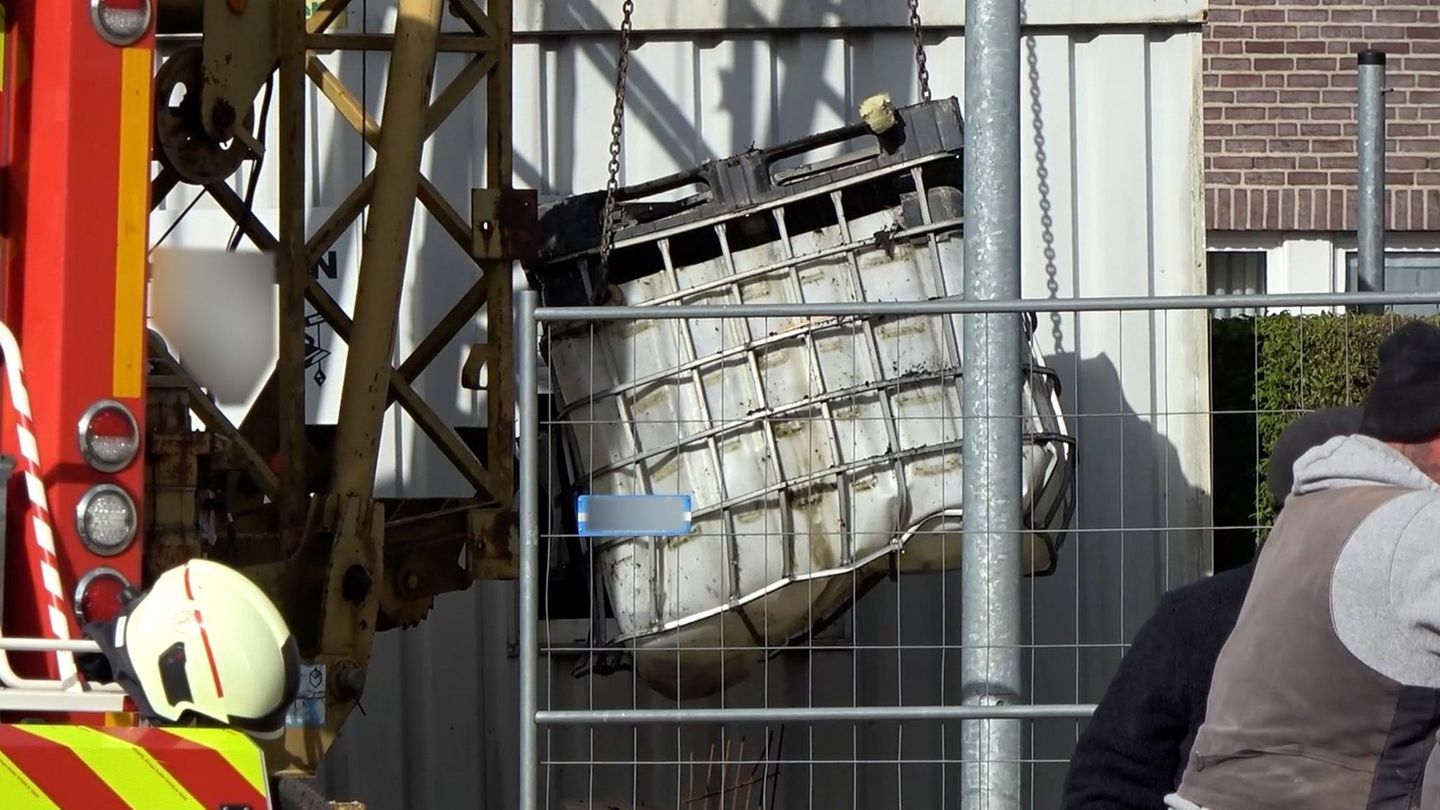 Tödlicher Unfall: Wasserbehälter fällt von Kran – Bauarbeiter tödlich verletzt