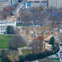 Der Ostflügel des Weißen Hauses musste dem Projekt bereits weichen. (Archivbild) Foto: Pablo Martinez Monsivais/AP/dpa
