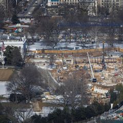 Seit Donald Trump den Ostflügel des Weißen Hauses hat abreißen lassen, säumt eine riesige Baustelle den Sitz des Präsidenten 