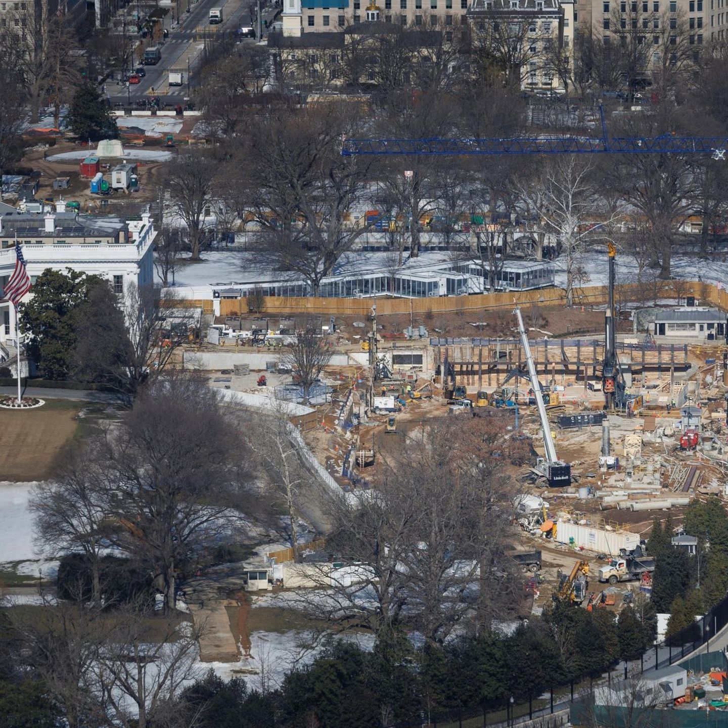 Seit Donald Trump den Ostflügel des Weißen Hauses hat abreißen lassen, säumt eine riesige Baustelle den Sitz des Präsidenten 
