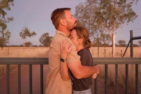 Gut, dass sich das Landleute-Paar gegenseitig Halt geben kann.