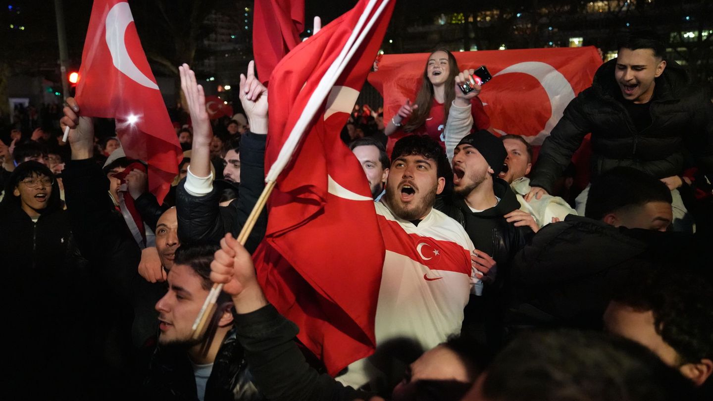 WM-Quali: Jubel auf Berlins Straßen nach Türkei-Sieg im Playoff-Finale
