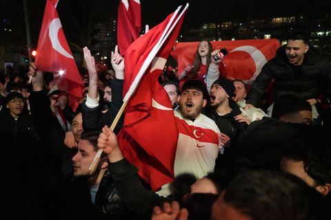 Türkische Fans jubeln in Berlin über WM-Qualifikation. Foto: Manuel Genolet/dpa