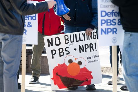 Eine Protestaktion gegen "Schikane gegen PBS und NPR"
