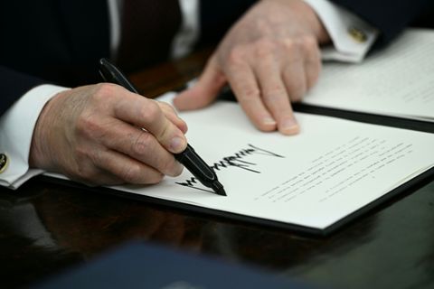 Trump bei der Unterzeichnung des Dekrets im Oval Office