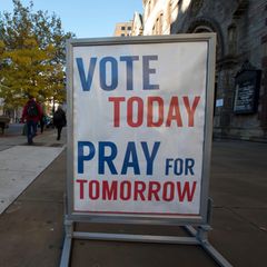 Briefwahl und Trump: Schild vor Wahllokal
