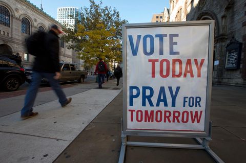 Briefwahl und Trump: Schild vor Wahllokal