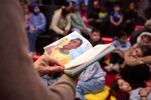 Vorlesen ist für Kinder wichtig. (Symbolbild) Foto: Bernd Thissen/dpa