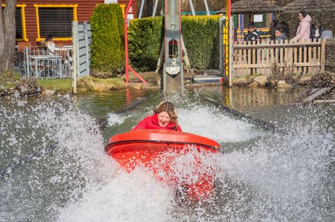 Eine Besucherin im Freizeitpark Lochmühle: Bei so viel Spaß darf es auch einmal nass werden. Foto: Andreas Arnold/dpa