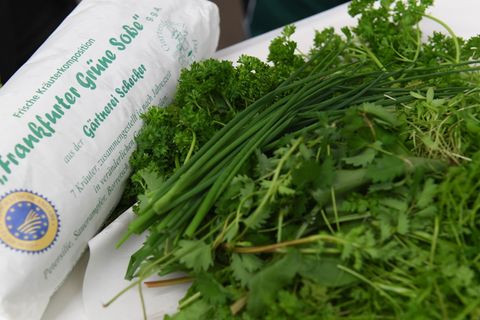 Gärtner Rainer Schecker hatte sich vor 10 Jahren dafür eingesetzt, dass die "Frankfurter Grüne Soße" geschützt wird. (Symbolbild