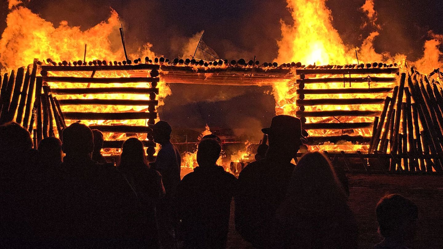 Osterbrauch: Osterfeuer lodern wieder: Wo es spektakulär wird