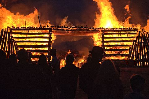 Im vergangenen Jahr wollte der Freizeit- und Jugendverein Trechwitz e.V. mit einem Osterfeuer in Form einer Brücke humoristisch