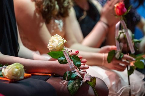 Während der Feierstunden erhalten die Jugendlichen Urkunden und Bücher. (Symbolbild) Foto: Monika Skolimowska/dpa-Zentralbild/dp