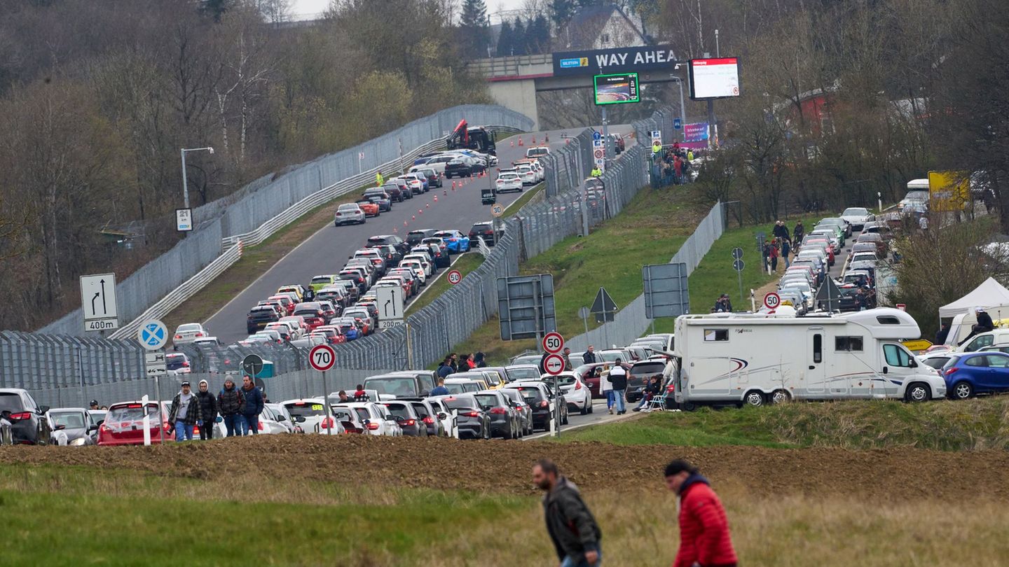 Der "Car Friday" gilt als Saisonauftakt für die Touristenfahrten auf dem Nürburgring. (Archivbild) Foto: Thomas Frey/dpa