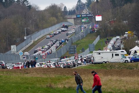 Der "Car Friday" gilt als Saisonauftakt für die Touristenfahrten auf dem Nürburgring. (Archivbild) Foto: Thomas Frey/dpa