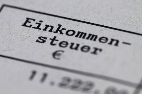 Die NRW-Finanzämter nutzen nun KI zur Bearbeitung von Steuererklärungen. (Illustration) Foto: Robert Michael/dpa