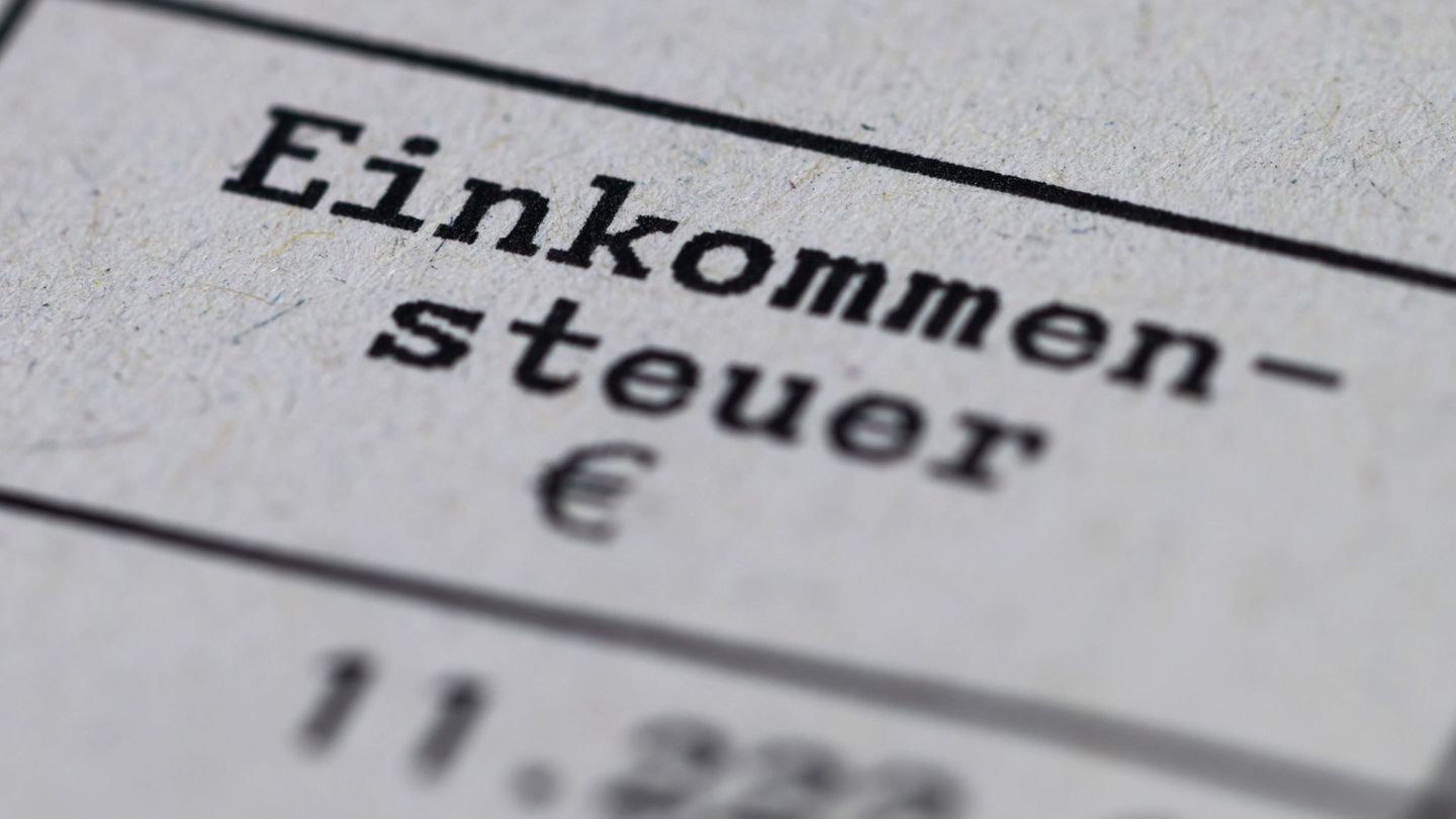 Die NRW-Finanzämter nutzen nun KI zur Bearbeitung von Steuererklärungen. (Illustration) Foto: Robert Michael/dpa