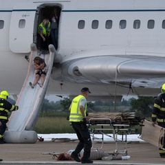 Eigentlich sollen Flugzeug-Evakuierungen maximal 90 Sekunden dauern. (Archivbild) Foto: Pavel Neubauer/TASR/dpa