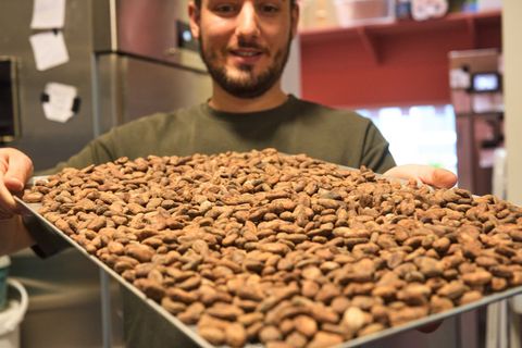In der Schokoladenmanufaktur Cahua werden die Kakaobohnen vor der Verarbeitung geröstet. Foto: Thomas Frey/dpa