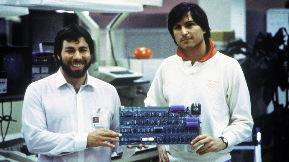 1976: Das erste Apple-Produkt - der Apple I - wurde von Steve Wozniak (l) entworfen. Rechts: Steve Jobs. Foto: picture alliance