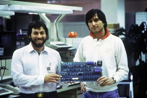 1976: Das erste Apple-Produkt - der Apple I - wurde von Steve Wozniak (l) entworfen. Rechts: Steve Jobs. Foto: picture alliance