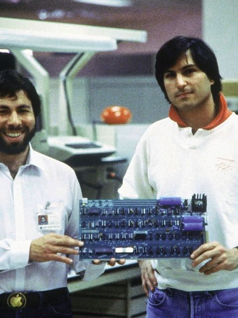 1976: Das erste Apple-Produkt - der Apple I - wurde von Steve Wozniak (l) entworfen. Rechts: Steve Jobs. Foto: picture alliance