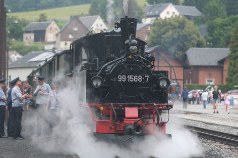 Sachsens Schmalspurbahnen dampfen vielerorts am Osterwochenende in die neue Saison. (Archivbild) Foto: Sebastian Willnow/dpa