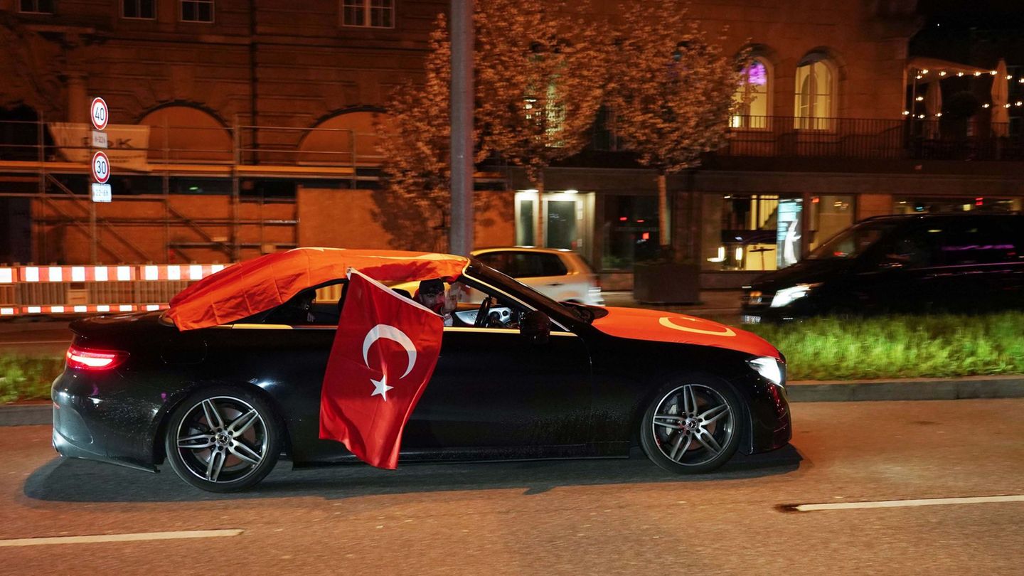 Fans der türkischen Fußball-Nationalmannschaft feiern in Stuttgart. Foto: Andreas Rosar/dpa