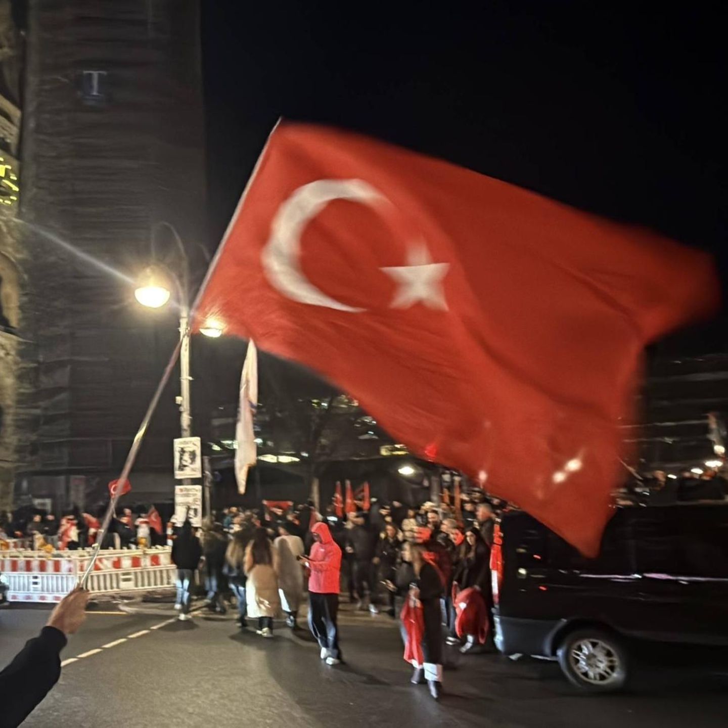 Türkische Fußballfans feiern in Berlin