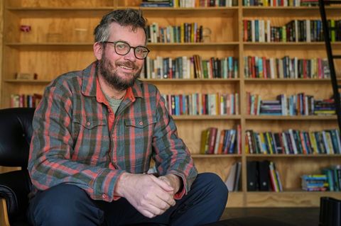 John Green wurde durch Jugendbücher wie "Das Schicksal ist ein mieser Verräter" bekannt. (Archivbild) Foto: Michael Conroy/AP/dp