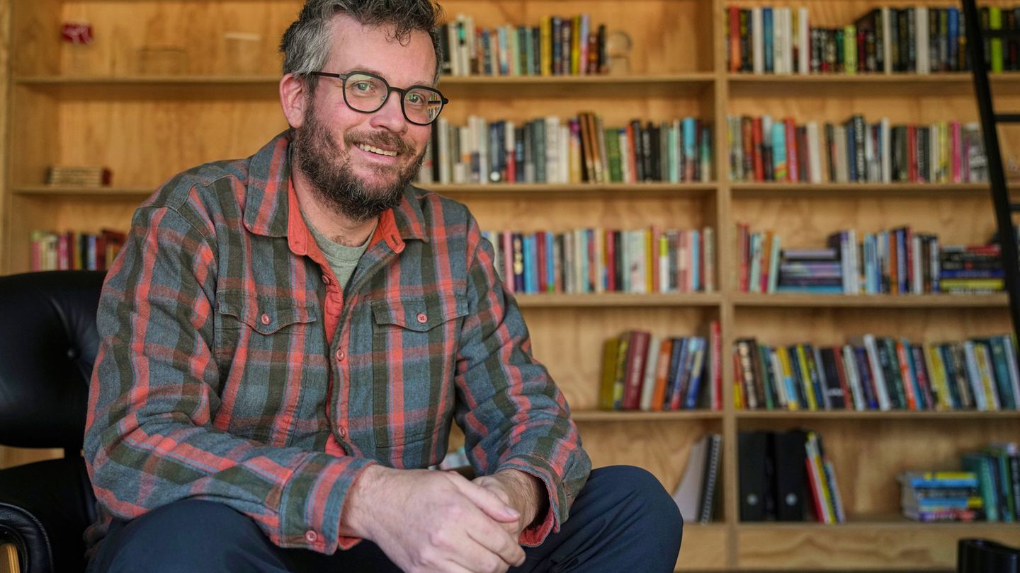 John Green wurde durch Jugendbücher wie "Das Schicksal ist ein mieser Verräter" bekannt. (Archivbild) Foto: Michael Conroy/AP/dp