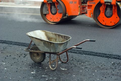 Mit Mitteln aus dem Sondervermögen Infrastruktur wird ein Straßenabschnitt in der Altmark saniert. (Symbolbild) Foto: Stefan Sau