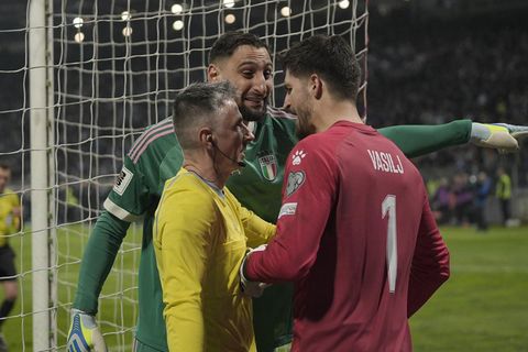 Italiens Keeper Gianluigi Donnarumma  (.m) liefert sich einen erhitzten Plausch