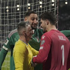 Italiens Keeper Gianluigi Donnarumma  (.m) liefert sich einen erhitzten Plausch